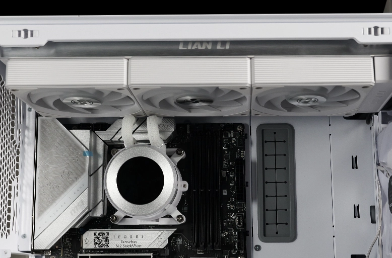 Cas 2 : dégagement limité entre le support de radiateur et la carte mère (ex. LANCOOL 216)